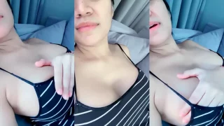 Alondra Rebahan sambil Remas Nenen Uting Nongol