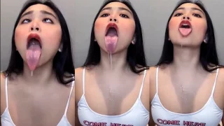 Ambiyah Julurkan Lidah Crot