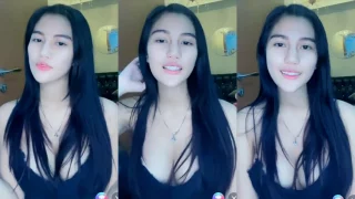 Dess Manis Belahan Dada Menggoda