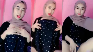 Host Hijabers Remas Buah Dada