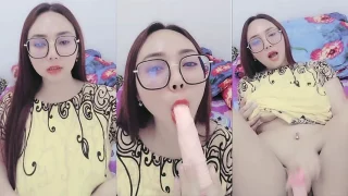 Kak Wilma Cewek Berkacamata Omek Sepong Dildo Nakal Hot