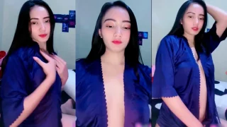 Kirana Host Cantik Remas-remas Buah Dada