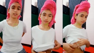 Mutia Pamer Uting Buka Baju