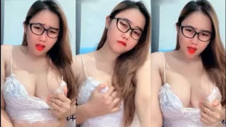 Vior Host Cantik Remas Buah Dada Godain Pascol di HOT51