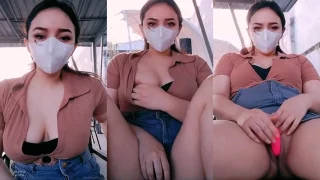Ravicha Colmek Bergetar di Ruangan Terbuka