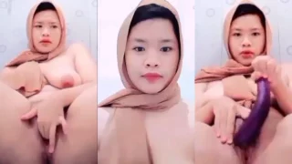 Hijabers Lonte Colok Memek Pake Terong